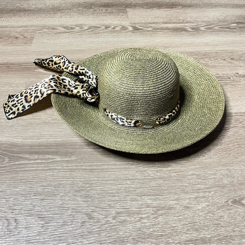 Chic Wide-Brim Straw Hat with Leopard Print Scarf – Elegant & Sun Protective